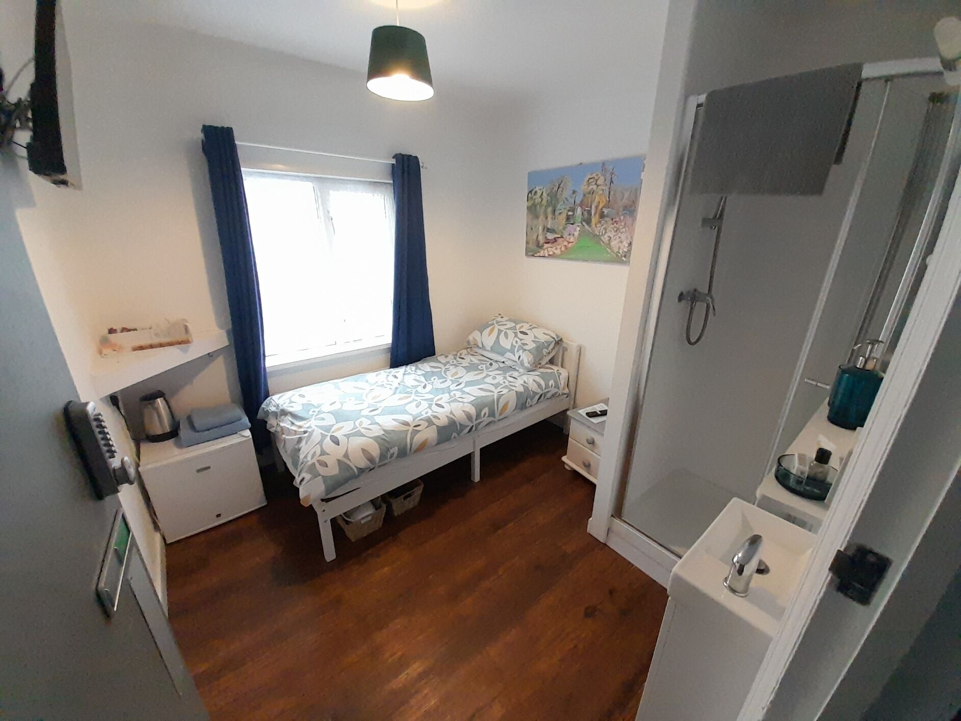 Enkeltrom – classic, privat bad | Blendingsgardiner, strykejern/-brett og wi-fi (inkludert)