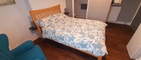 Basic-værelse til 3 personer - eget badeværelse | Mørklægningsgardiner, strygejern/strygebræt, gratis Wi-Fi