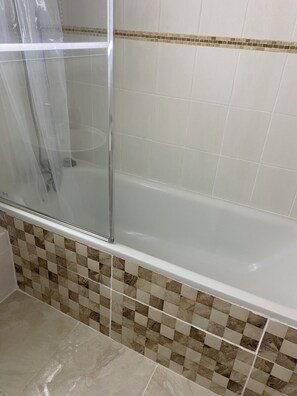 Shower, hair dryer, bidet, towels - Peaceful, Relaxing Space & Netflix TV (Harrow)