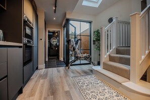 Interior - Boutique Retreat with Movie Room - Central Location - Mins From Viking Bay Beach - Parking (Broadstairs)