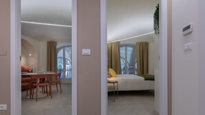 Un appartamento moderno con zona pranzo, camera da letto e balcone con vista.