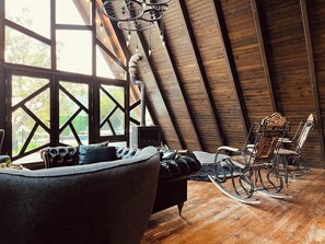 Premium Bungalow, Private Pool, Mountain View | Living area | 43-inch LCD TV with digital channels, fireplace, Netflix - Otelox Sinap Bungalow (Erdemli)