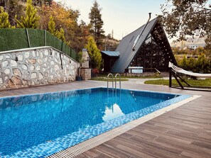 Premium-Bungalow, eigener Pool, Bergblick | Außenpool | 5 Außenpools, Sonnenschirme, Liegestühle