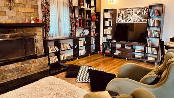 Perhehuvila | Oleskelualue | LCD-televisio, takka, Netflix, Hulu