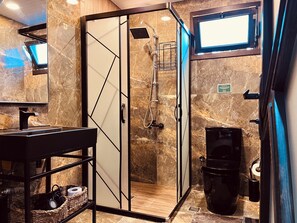 Bungalow Premium, alberca privada, vista a la montaña | Baño | Regadera, regadera tipo lluvia, amenidades de baño gratuitas 