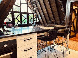 Refrigerador con freezer, horno, placa de cocina, lavavajillas