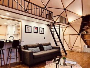 Casa de lujo | Área de sala de estar | Televisión LCD de 43 pulgadas con canales digitales, chimenea y Netflix 