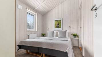 2 bedrooms, travel crib, free WiFi