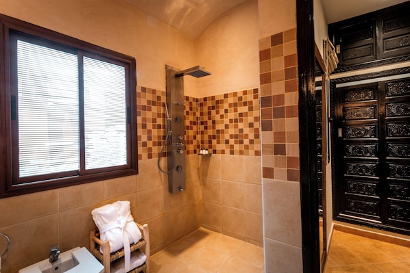 A bathroom with a shower, a sink, and a window. - Atlas Luxury Garden (Ouirgane)