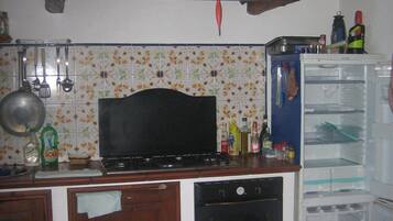 Frigorífico, placa de cocina, cafetera o tetera y hervidor eléctrico