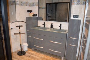 Haartrockner, Handtücher, Toilettenpapier