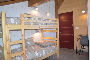 3 bedrooms, desk, travel cot, free WiFi
