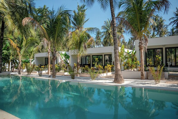 2 piscines extérieures