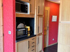A compact kitchen with a microwave, toaster, and coffee maker. - Charming apartment with sauna for 6 guests (Avoriaz)
