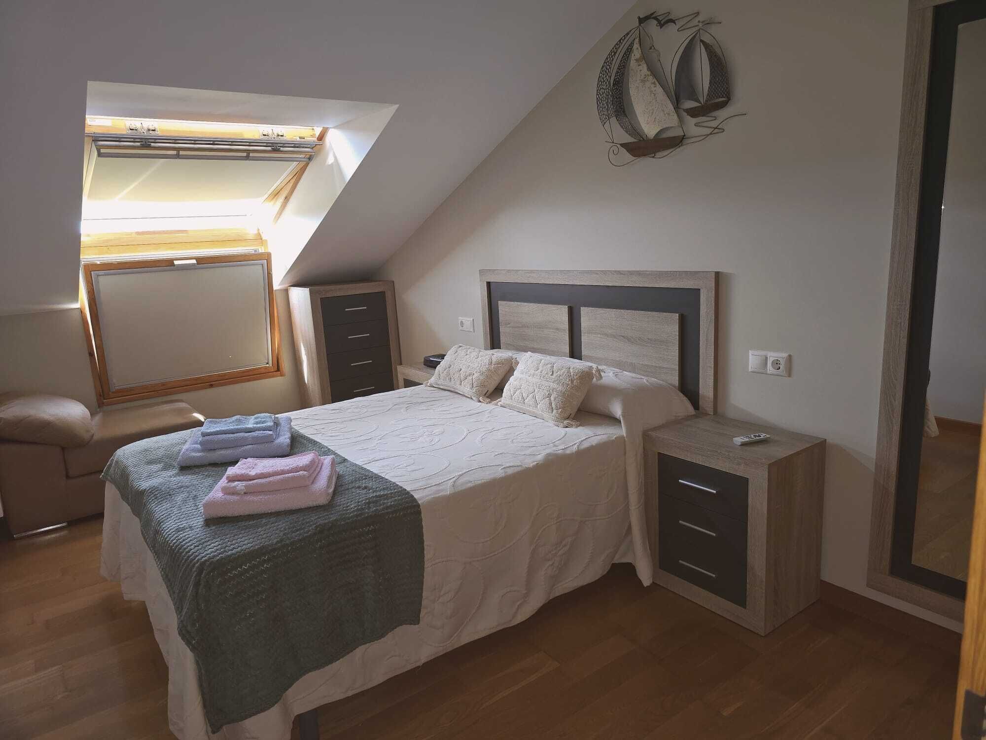 2 Schlafzimmer, Schreibtisch, Bügeleisen/Bügelbrett, Reisekinderbett