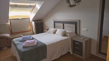 2 Schlafzimmer, Schreibtisch, Bügeleisen/Bügelbrett, Reisekinderbett