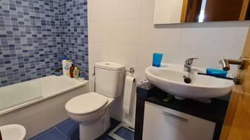 Een haardroger, een bidet, handdoeken, zeep