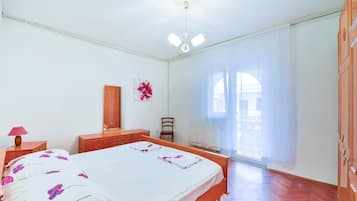 Apartamento Confort, no fumadores, vistas al jardín | 3 dormitorios, tabla de planchar con plancha, wifi gratis
