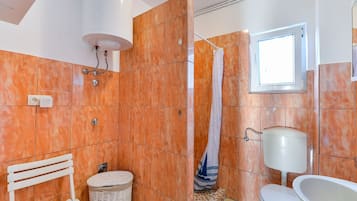 Apartamento Confort, no fumadores, vistas al jardín | Baño | Ducha, secador de pelo y toallas