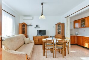 Comfort Apartment, Non Smoking, Garden View | Living area | 100-cm flat-screen TV with satellite channels
