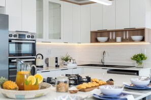 Attico Premium | Cucina privata | Frigorifero con congelatore, microonde, forno, piano cottura