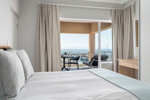 Apartamento superior, 2 quartos | Escrivaninha, espaço de trabalho para notebook