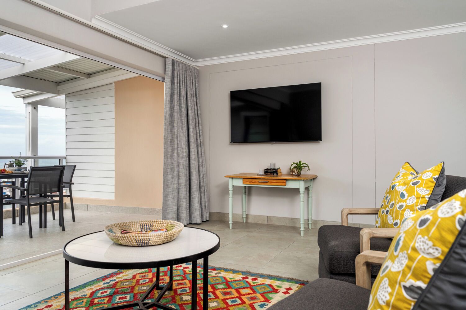 Departamento superior, 2 habitaciones | Área de sala de estar | Smart TV de 32 pulgadas con canales digitales y Netflix 