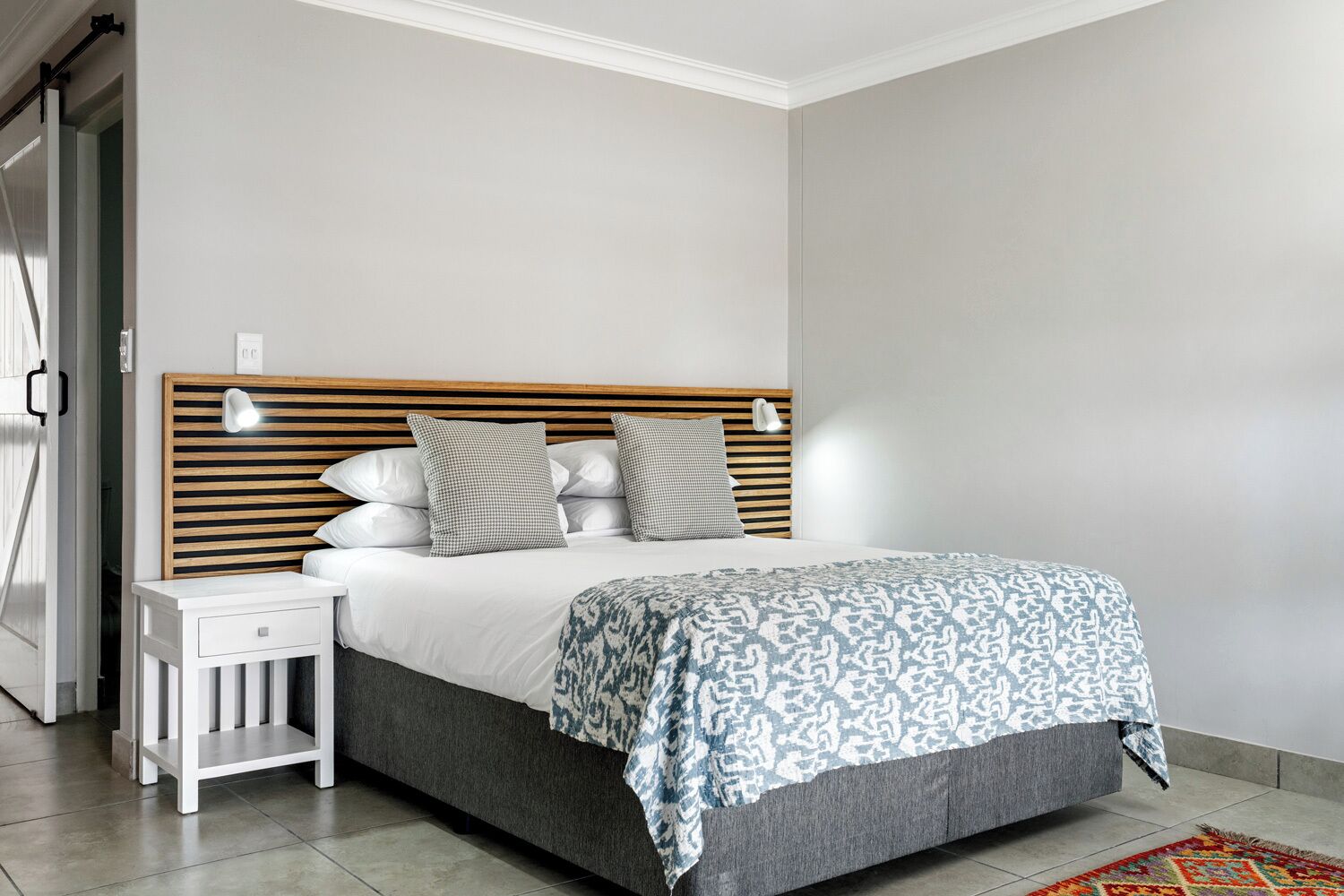 Escritorio y espacio para trabajar con laptop 