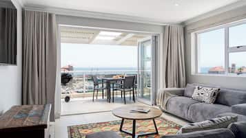 Departamento superior, 2 habitaciones, para no fumadores, vista al puerto | Área de sala de estar | Televisión