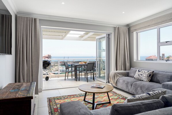 Appartement supérieur, 2 chambres | Aire de séjour | Téléviseur connecté de 32 po avec télévision numérique, Netflix