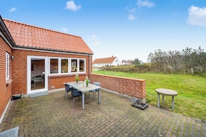 Outdoor dining - Lovely holiday house with 4 rooms close to the North Sea (Frøstrup)