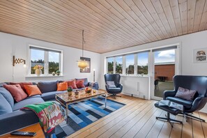 TV - Lovely holiday house with 4 rooms close to the North Sea (Frøstrup)