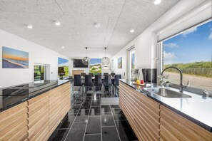 冷蔵庫、オーブン、コンロ、食器洗い機