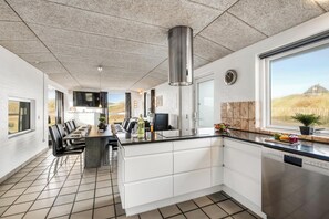 Kylskåp, mikrovågsugn, ugn och diskmaskin