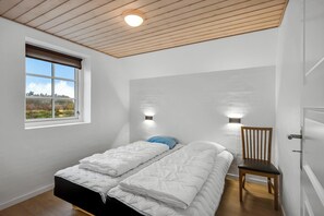 7 bedrooms, free WiFi - Large holiday home for 20 people with large pool, Hot tub for 7 people and. (Ulfborg)