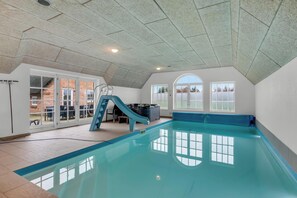 Pool - Large holiday home for 20 people with large pool, Hot tub for 7 people and. (Ulfborg)