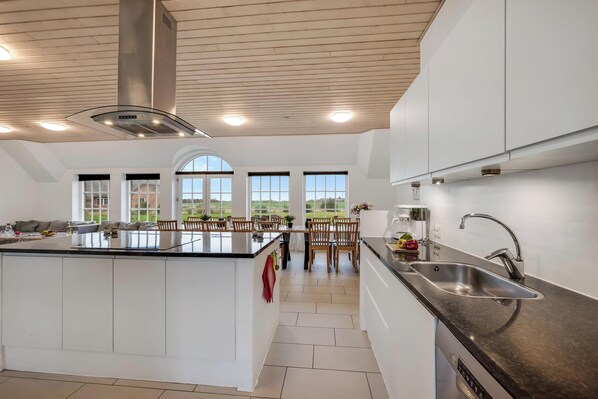 Fridge, oven, stovetop, dishwasher - Large holiday home for 20 people with large pool, Hot tub for 7 people and. (Ulfborg)