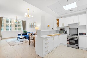 En moderne lejlighed med et køkken, spiseområde og opholdsstue.