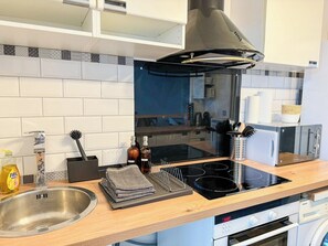Fridge, microwave, oven, coffee/tea maker