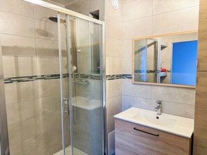 Shower, hair dryer, towels