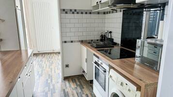 Een koelkast, een microgolfoven, een oven