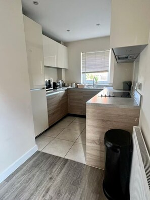 Kylskåp, mikrovågsugn, ugn och spishäll