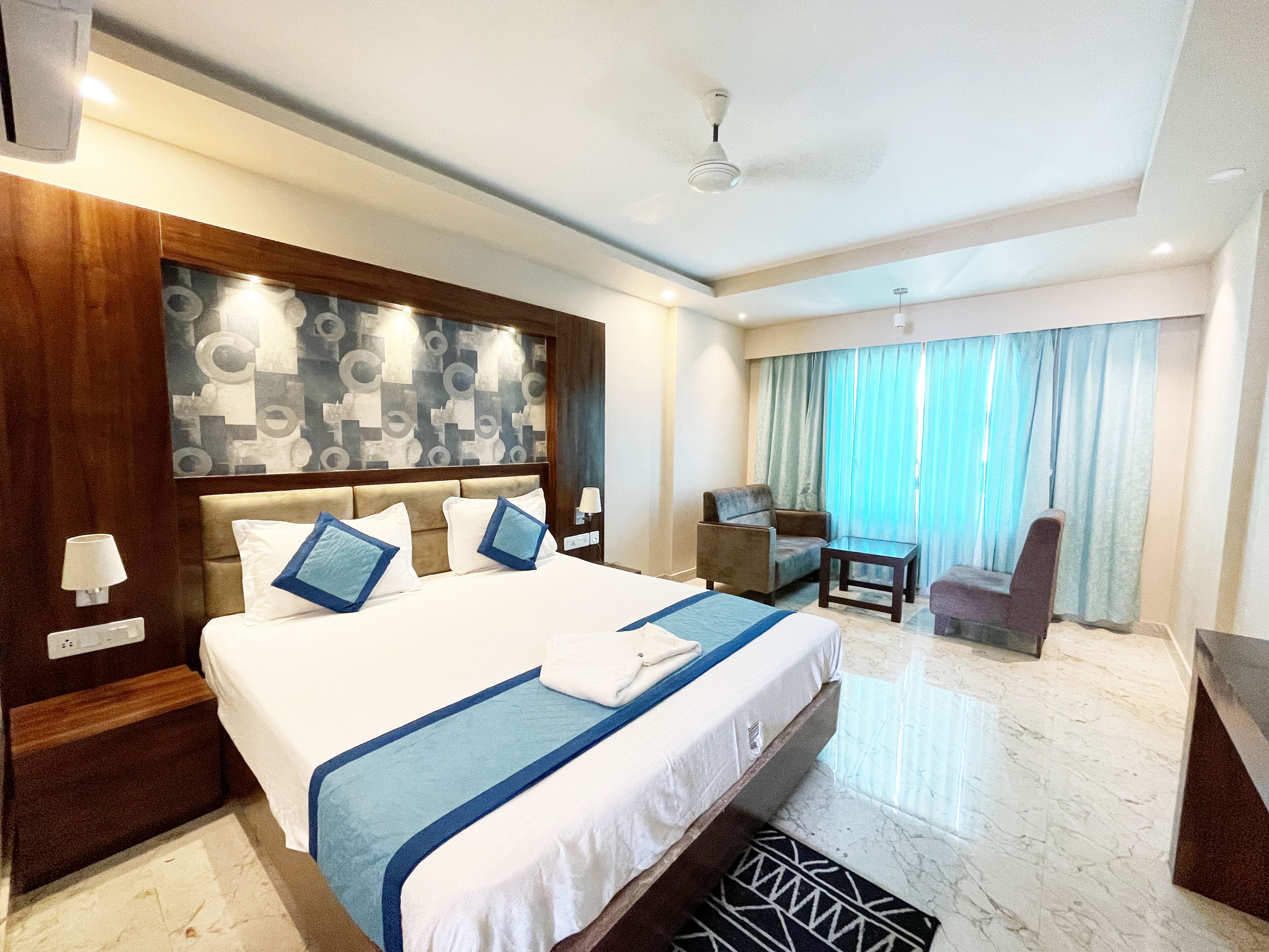 Desk, laptop workspace, soundproofing, free WiFi