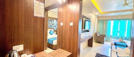 Desk, laptop workspace, soundproofing, free WiFi