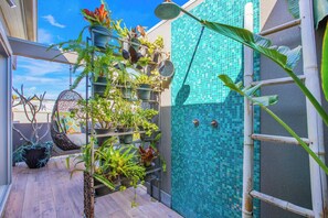 المنطقة المحيطة بالمنشأة