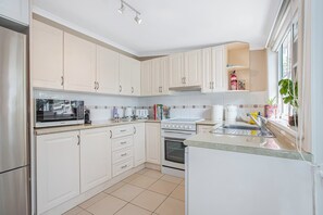 Fridge, microwave, oven, stovetop - Balmain Hideaway - Short walk to Ferry (Balmain East)