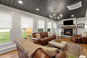 智能电视、壁炉、办公室