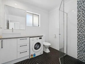 Dusj, hårføner, håndklær og såpe