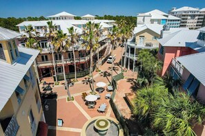 Outdoor dining - Carillon Beach Home. Perfect Location Next to the Bellview Pool. 1 Level, 4 BR (Panama City Beach)