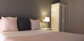 1 slaapkamer, een strijkplank/strijkijzer, wifi, beddengoed